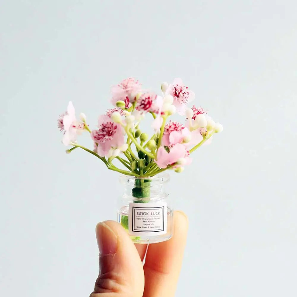 bouquet fleurs artificiel violet rose blanc verre transparent minimaliste decoration intérieure étiquette good luck