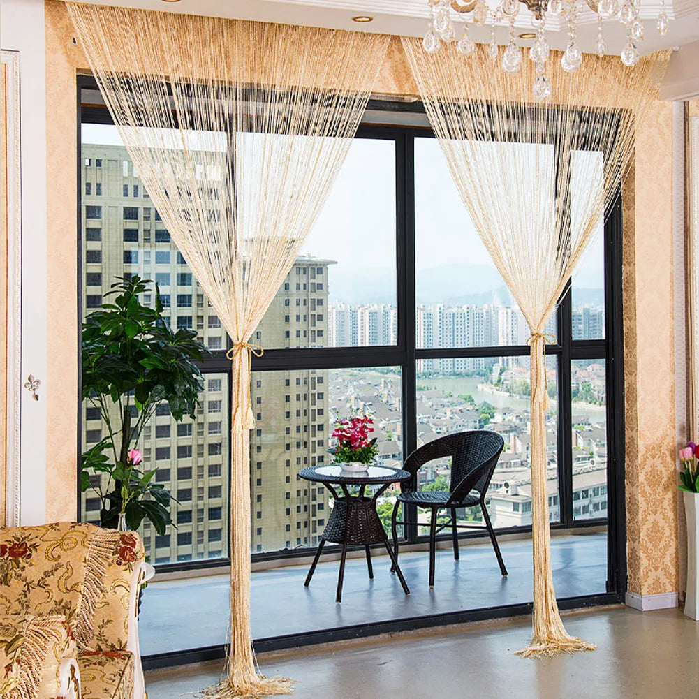 Rideaux légers pour un salon moderne avec vue panoramique sur la ville. Élément décoratif subtil apportant élégance et luminosité à l'intérieur. Atmosphère raffinée pour une décoration intérieure contemporaine. Comprend un coin détente avec table et chaises pour apprécier la vue urbaine.