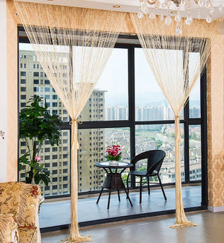 Rideaux légers pour un salon moderne avec vue panoramique sur la ville. Élément décoratif subtil apportant élégance et luminosité à l'intérieur. Atmosphère raffinée pour une décoration intérieure contemporaine. Comprend un coin détente avec table et chaises pour apprécier la vue urbaine.