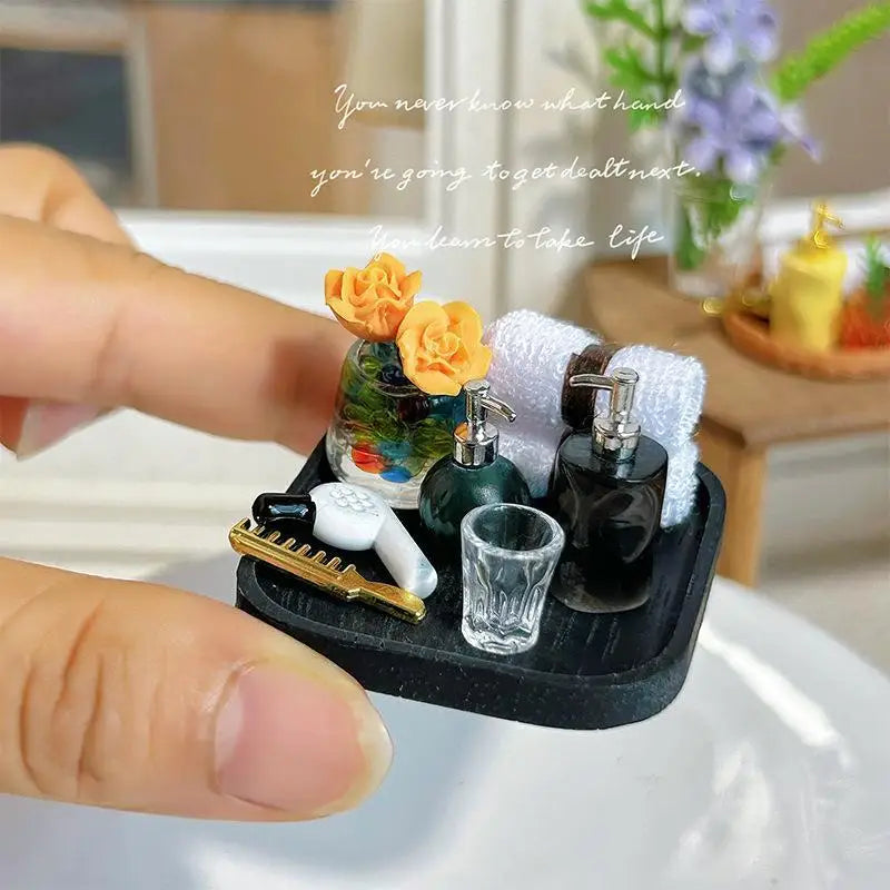 ensemble toilettes miniature résine moderne brosse dorée serviette blanche distributeur savon noir gel douche