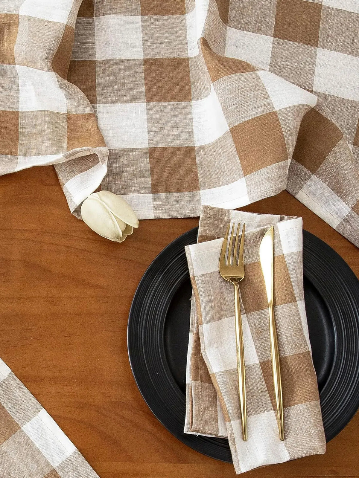 serviettes table carreaux beige blanc marron rouges élégantes réutilisables restaurant maison festive