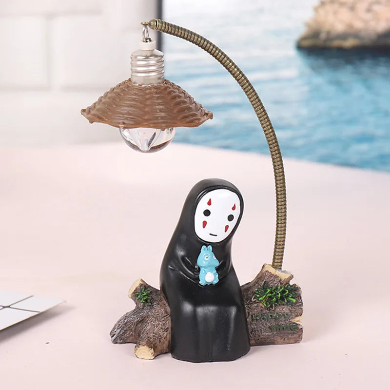 lampe table moderne figurine stylisée abat jour semi transparent socle résine couleurs vives minimaliste