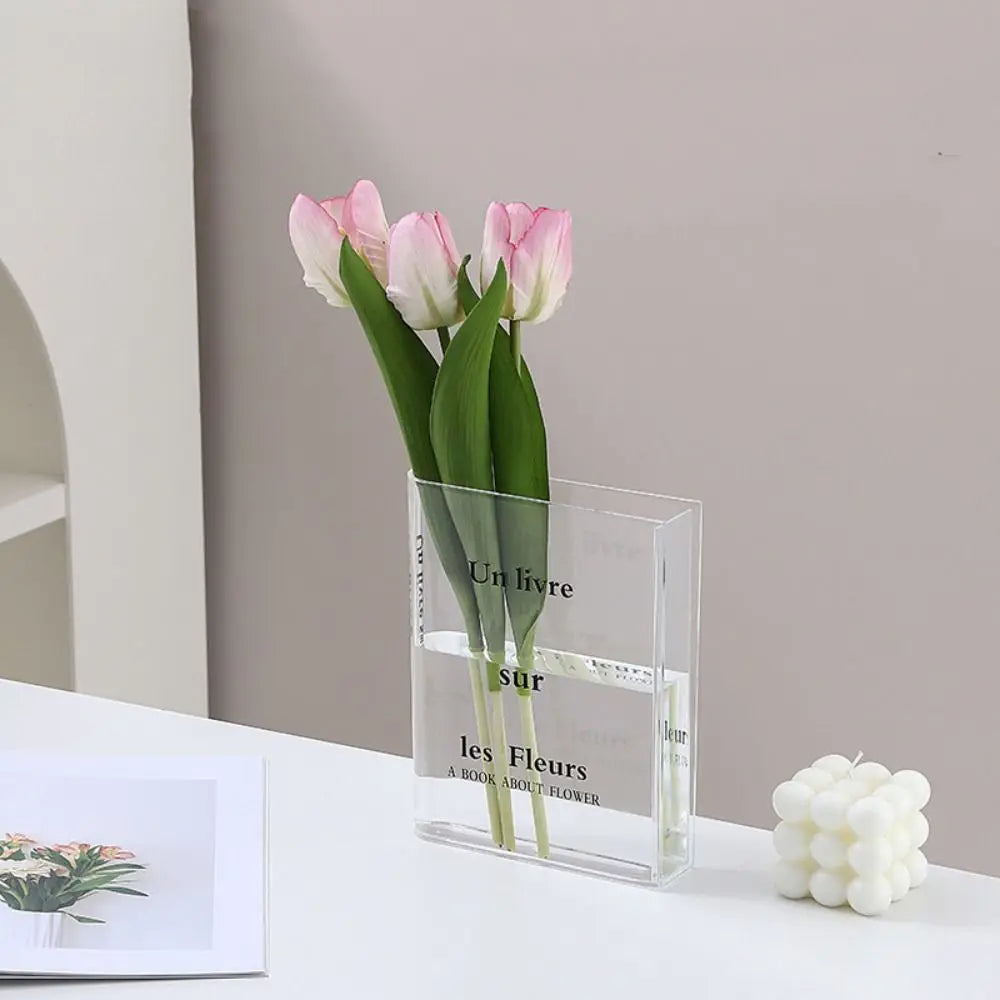 vase transparent moderne texte livre fleurs variées décoration intérieure minimaliste