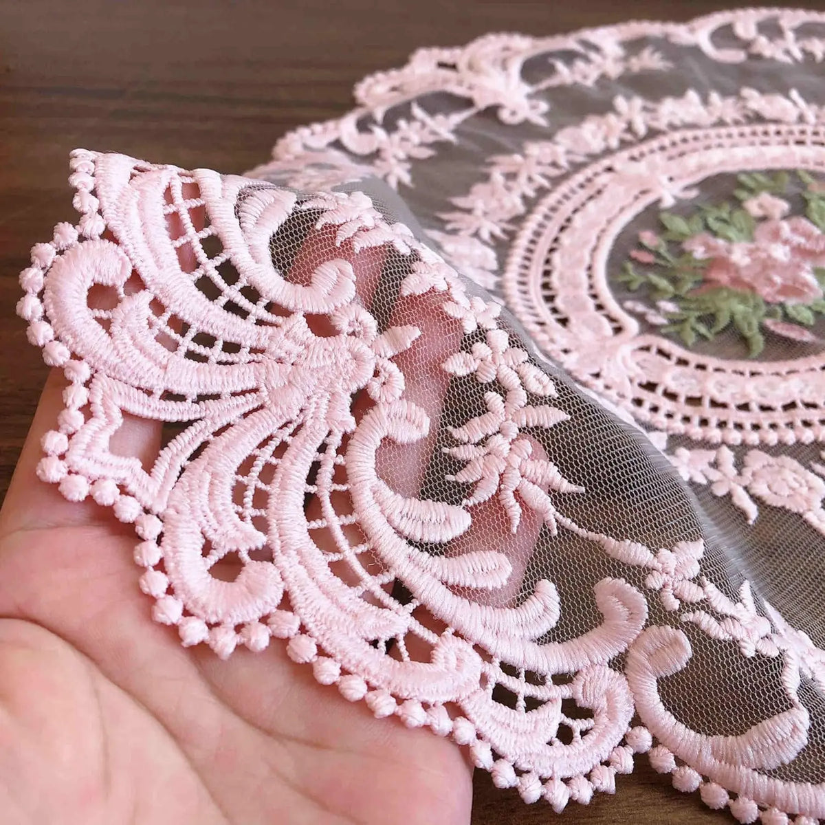 dentelle rose vintage tapis ovale floral brodé transparent romantique table erotique