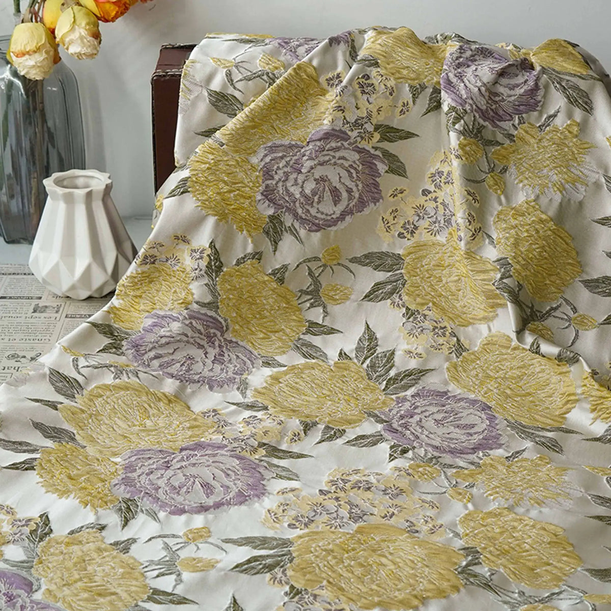 tissu brocart jaune violet floral résistant polyester 125cm largeur texturé vintage decoration interieur