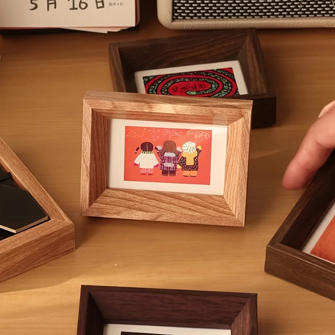 cadres photo bois clair foncé modernes miniatures décor maison illustrations personnages objets