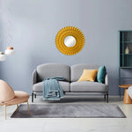 Miroir soleil argenté dans un salon moderne avec décoration vintage