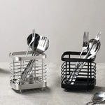 rangement couverts argenté noir fourchettes cuillères couteaux support cuisine barreaux horizontal vertical moderne minimaliste