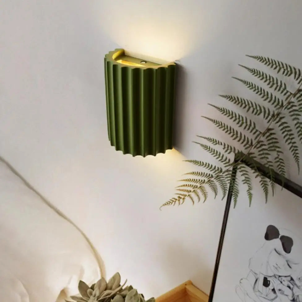 Vue de côté de l'applique murale LED G9 montrant son design cottage