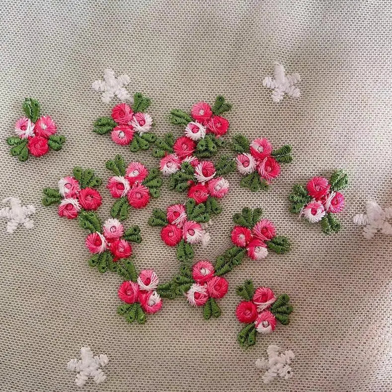 broderies dentelle fleurs simples vert rose blanc traditionnelles couture femmes