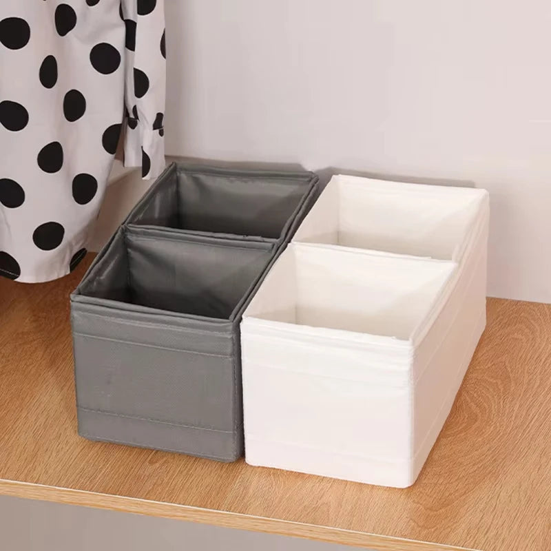 Boîte de rangement bordeaux avec des sous-vêtements bien organisés