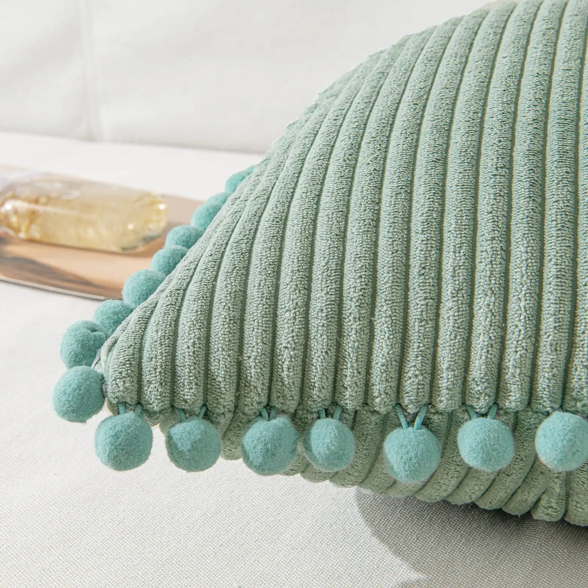 coussins décoratifs modernes rayés pompons housses velours côtelé polyester 45x45cm vert jaune beige opaques