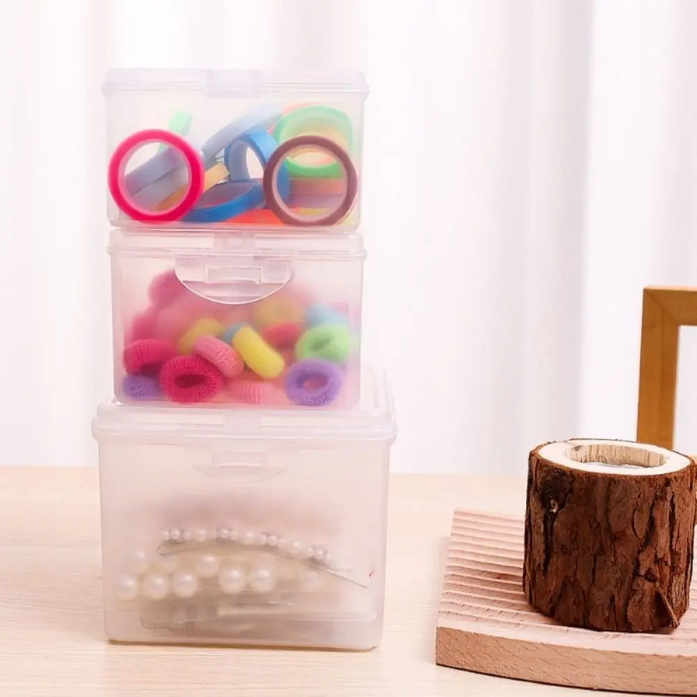 Boîte de rangement plastique transparente avec bijoux à l'intérieur