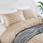 Housse de couette rayée en satin dans une chambre décorée