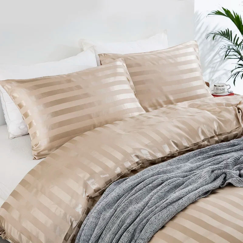 Housse de couette rayée en satin dans une chambre décorée