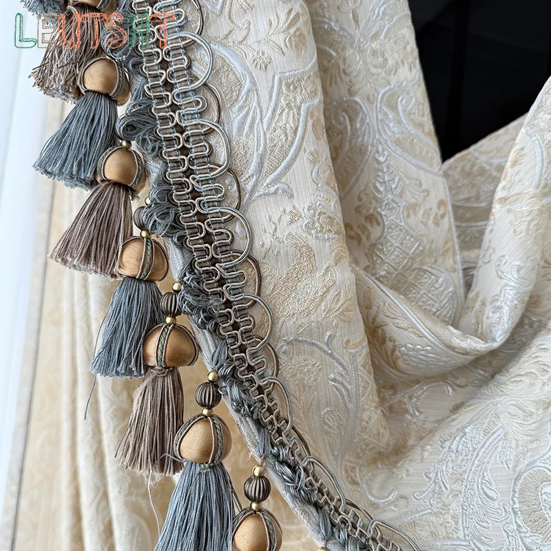 rideau occultant beige clair broderie florale luxe classique pompons dorés tassel
