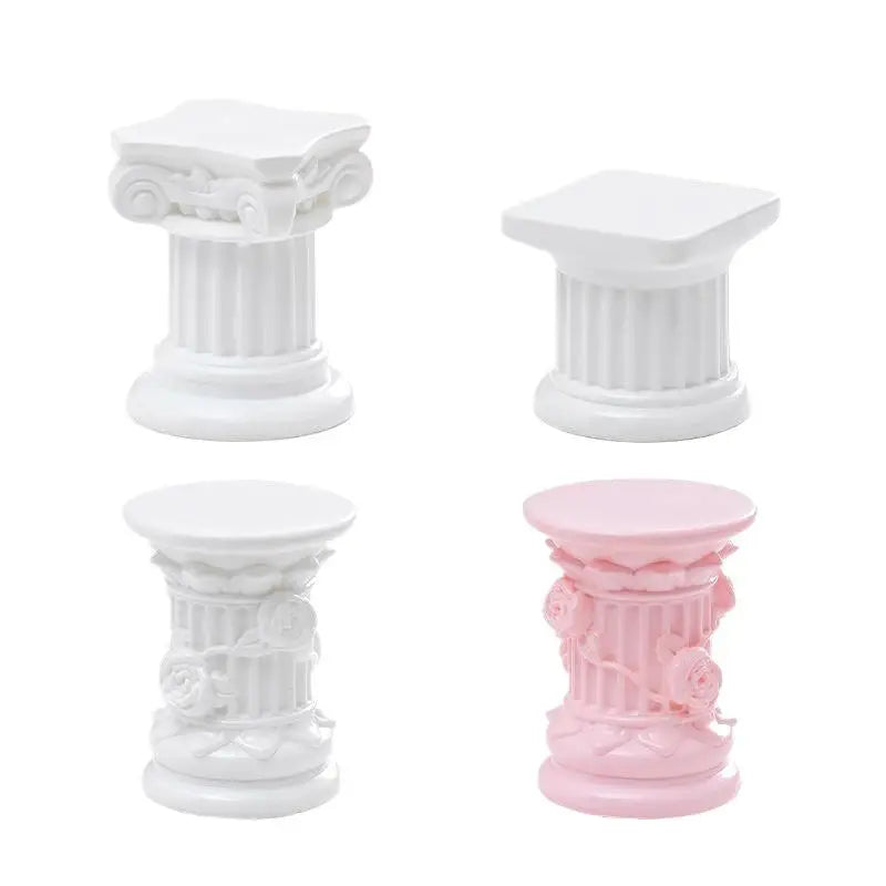 supports décoratifs colonnes grecques blanc rose motifs floraux cannelures grec antique intérieur decoration