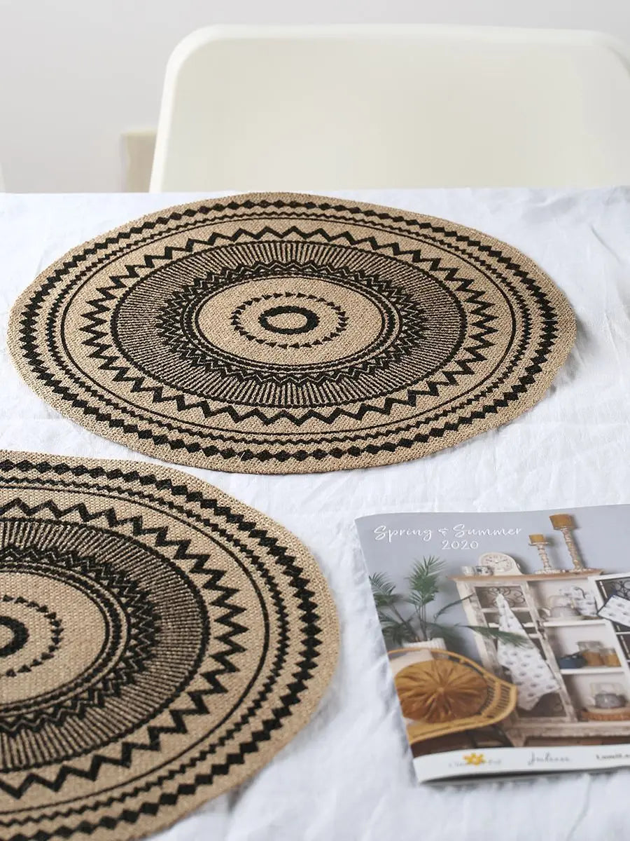tapis boho chic ethnique tissé lin motifs géométriques beige noir blanc rond