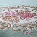 Motif floral brodé délicat de couleurs pastel sur textile mou.