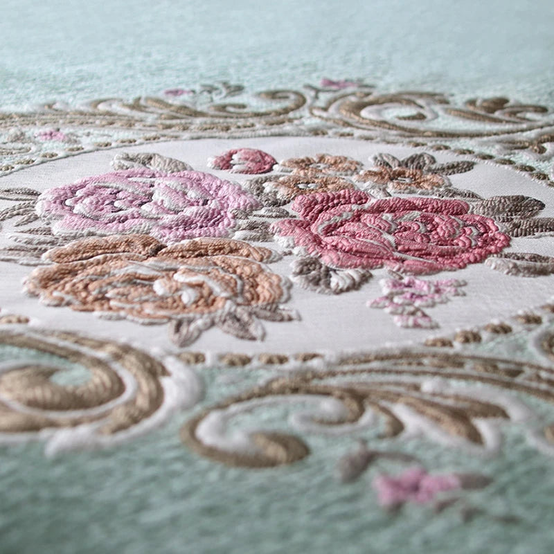 Motif floral brodé délicat de couleurs pastel sur textile mou.