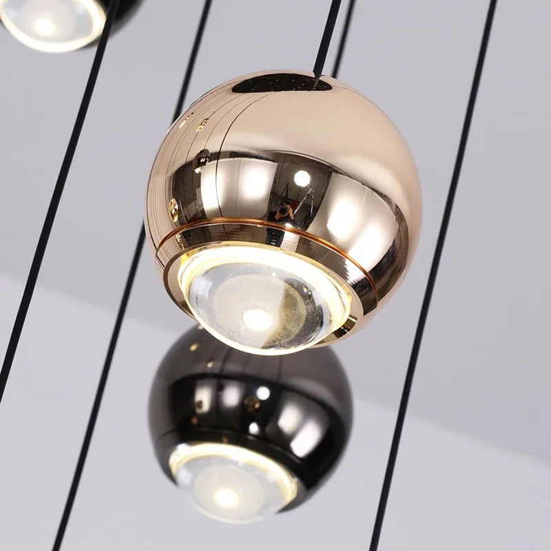 suspension lumineuse contemporaine noir doré sphères métalliques brillantes éclairage intérieur maison