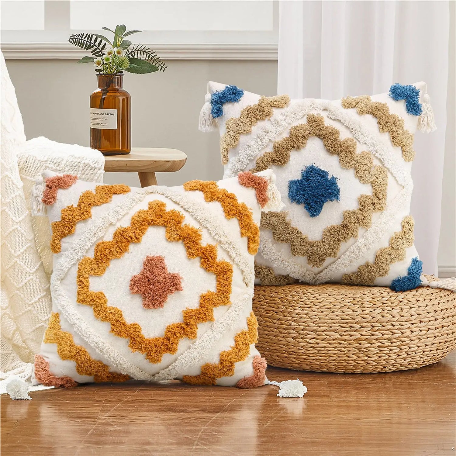 Des coussins décorés de motifs géométriques et de franges dans des tons chauds agrémentent ce bel intérieur cocooning.
