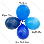 Ballons bleus en latex gonflés à l'hélium