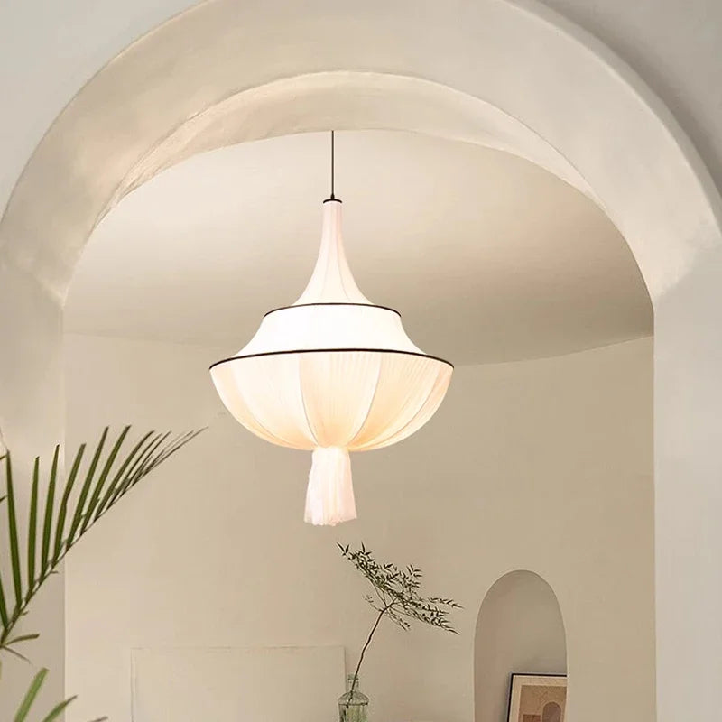 lampe suspendue moderne élégante blanc noir rayures franges chaîne noire flux lumineux 2000 82000