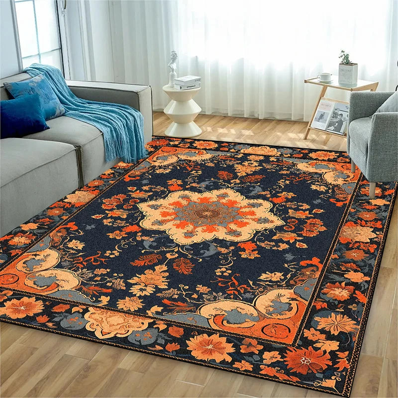 Un tapis de sol orné d'un motif floral aux teintes chaudes et contrastées sur un fond sombre, créant une atmosphère accueillante dans cette pièce aux teintes neutres.