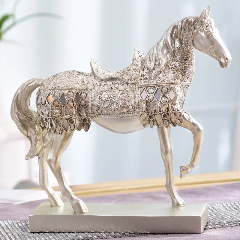 statue cheval décoré argenté doré motifs floraux géométriques ornementaux décoration intérieure statuaire métallique nuances