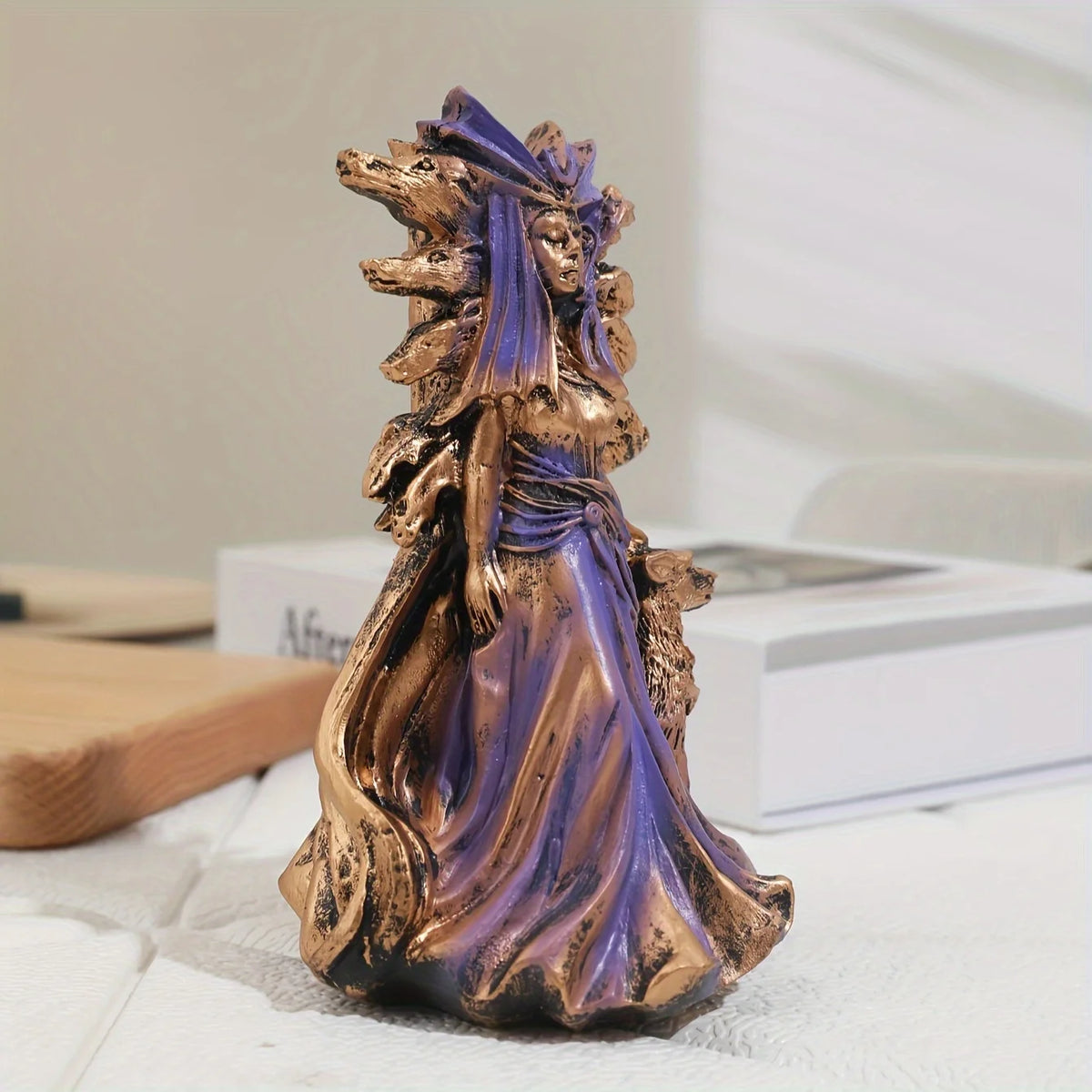 statue décorative mythologique résine bronze violet doré détails sculptés chiens vêtements vase fleurs lampe