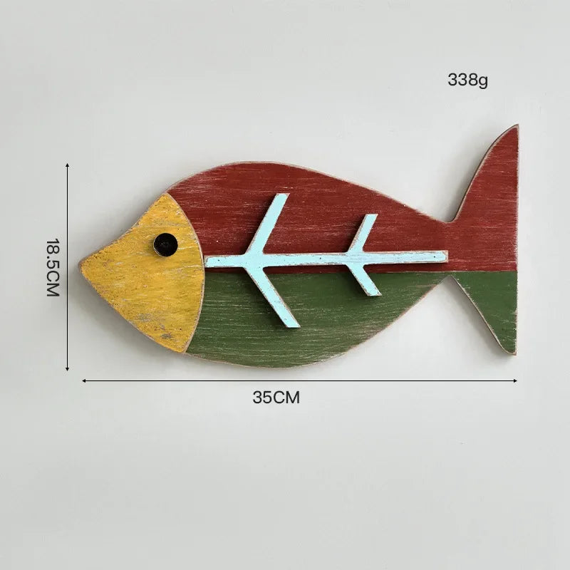 décoration murale poissons bois couleurs vives artisanal thème océan vintage