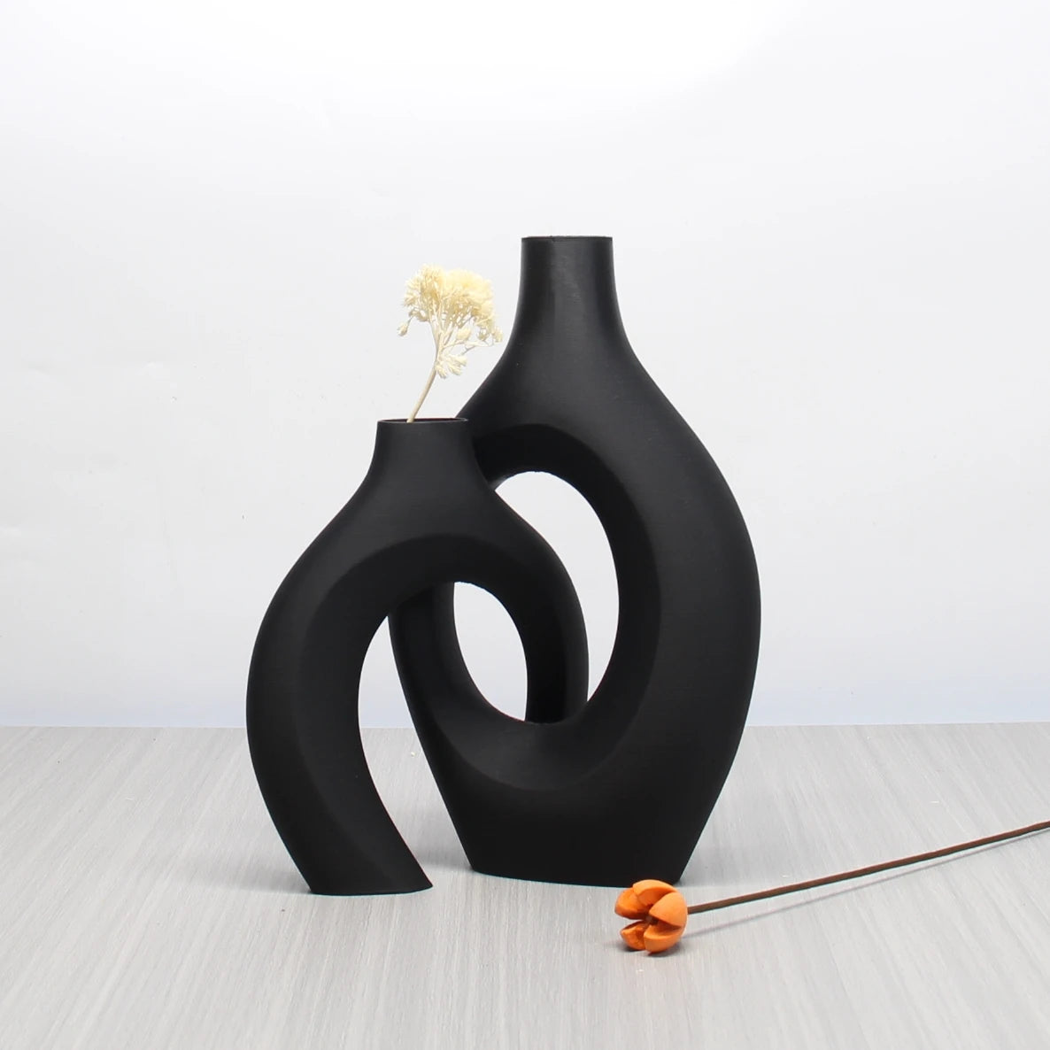 vases decoratifs blanc noir forme abstraite moderne minimaliste sculptural fleurs seches chambre salon