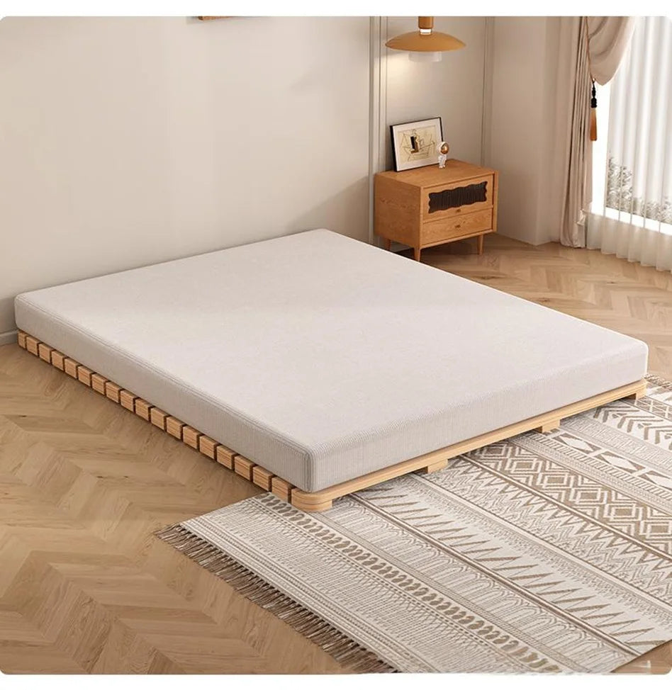 lit plateau bois minimaliste tapis géométrique matelas blanc coussins abstraits