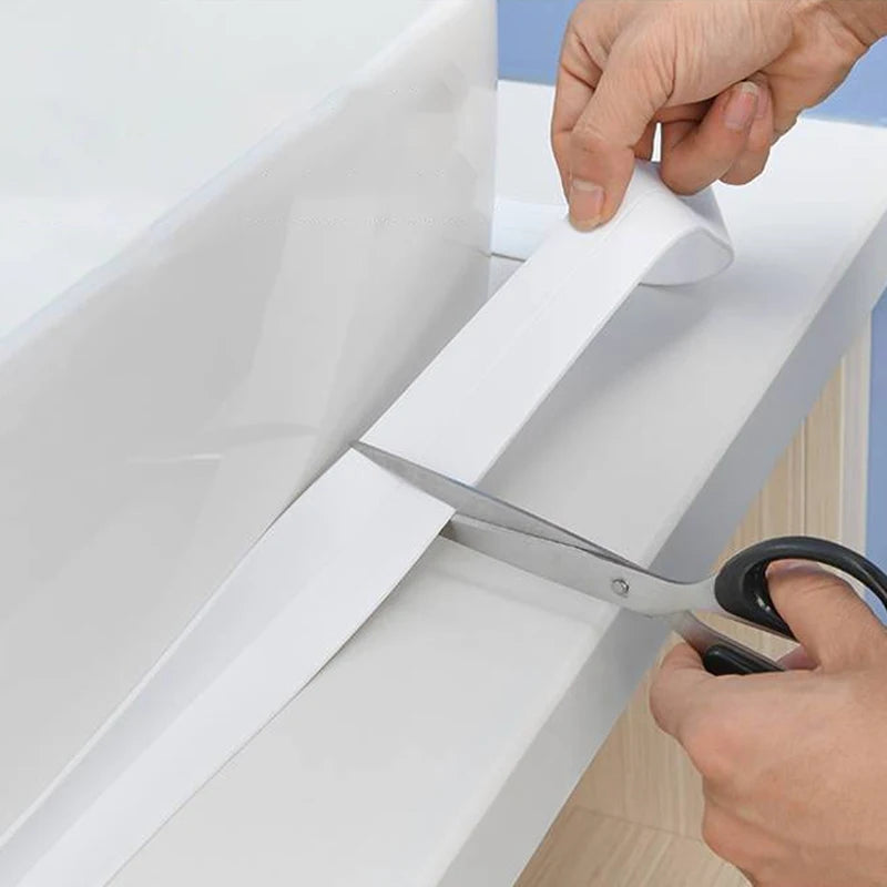 bande étanchéité autoadhésive résistante eau blanc gris moderne minimaliste carreaux veinés ciseaux