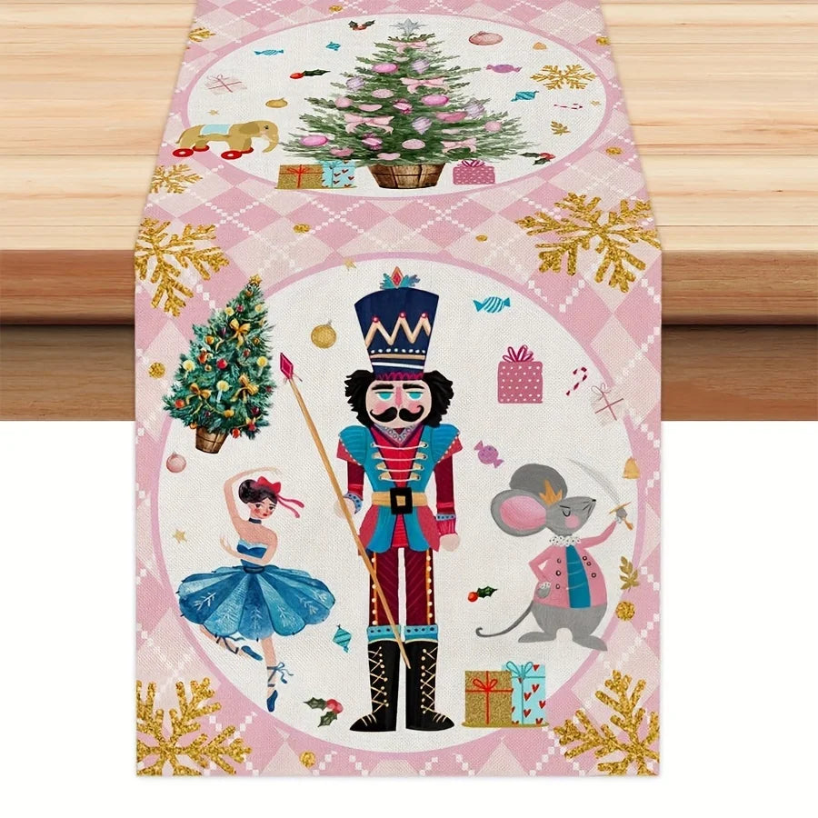 Cette image représente une table de Noël décorée avec un sapin illuminé, un casse-noisette vêtu d'un uniforme rouge et doré, une ballerine en robe bleue et des souris jouets. L'ensemble est entouré de flocons de neige dorés sur un motif de carreaux roses.