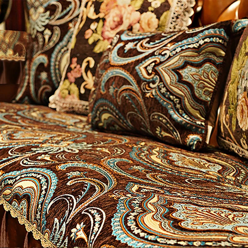 Motif de couleurs chaleureuses et de motifs ethniques complexes sur des coussins décoratifs.