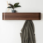 Porte-manteau en bois mural avec étagère chargée de vêtements