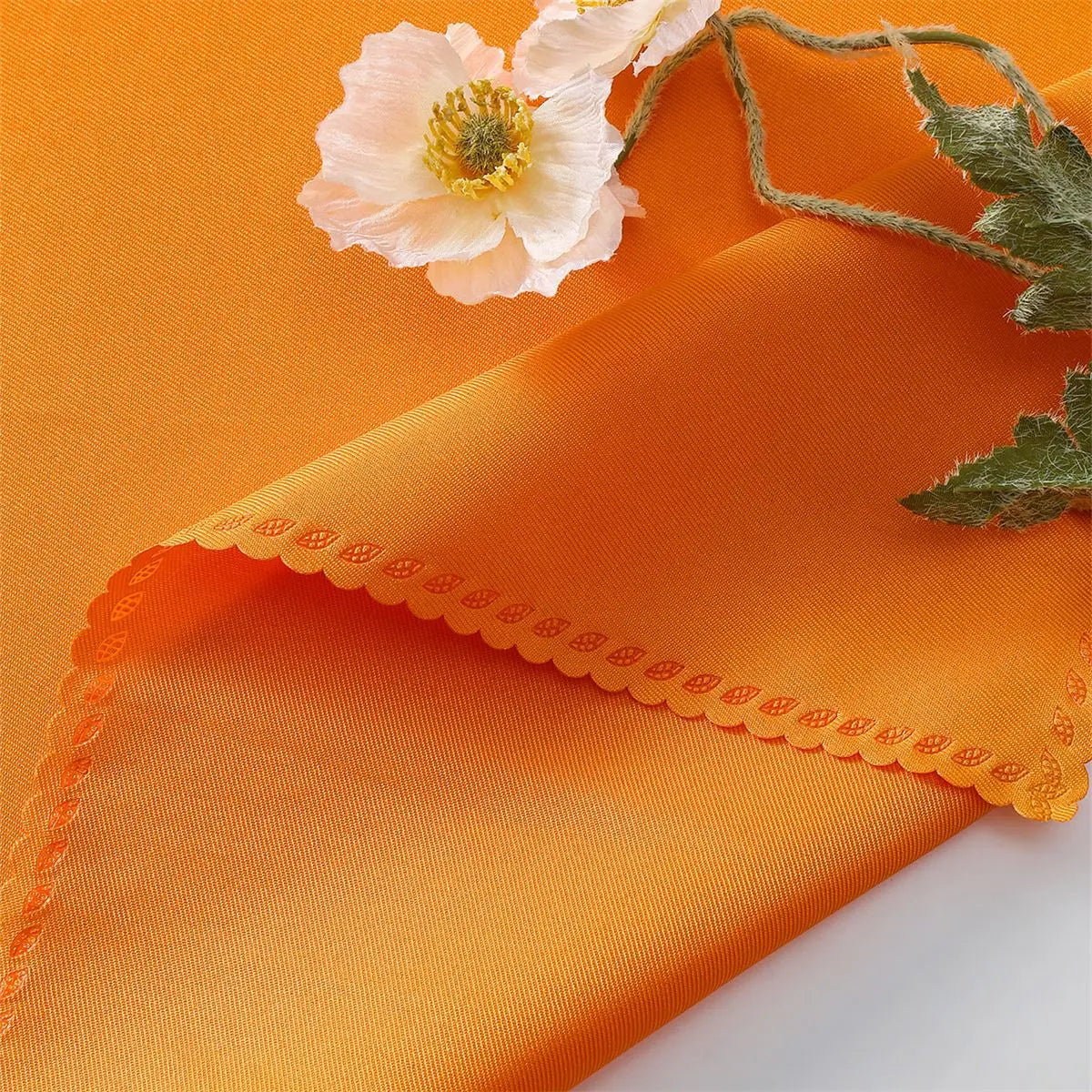 Une fleur blanche élégante sur un fond orange vibrant, avec une bordure décorative ondulée.