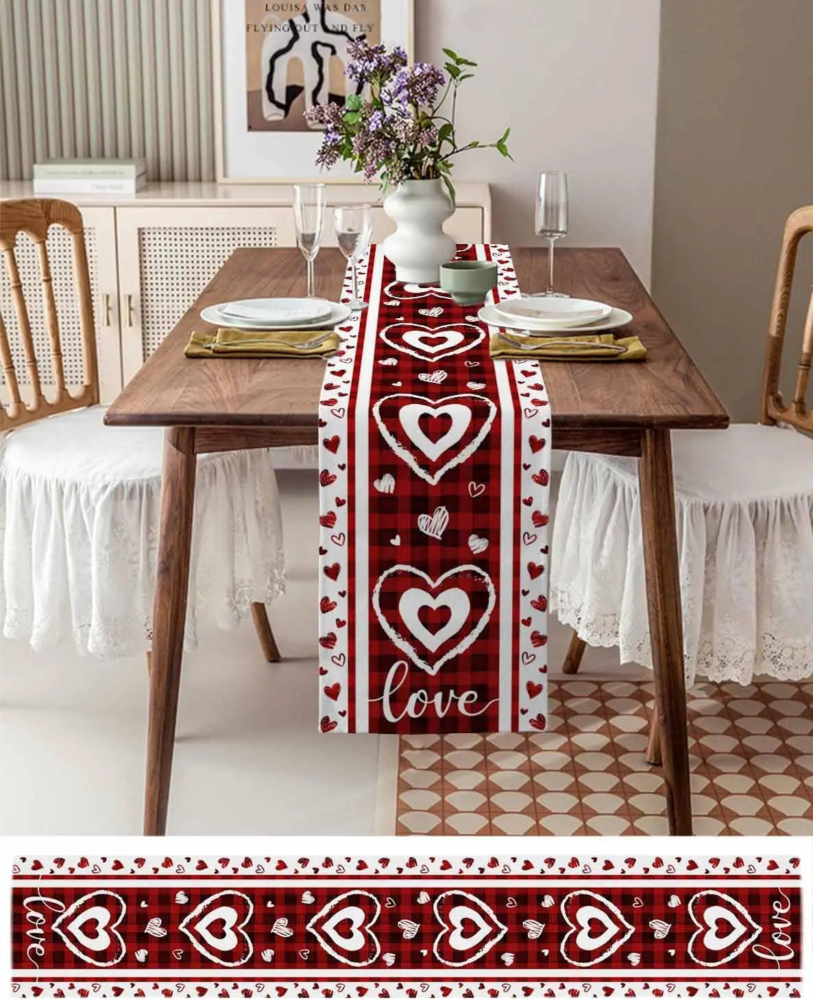 Table avec décoration romantique pour deux personnes, nappes rouges à motifs de cœurs, fleurs dans un vase, assiettes et verres sur une table en bois.