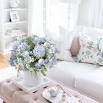 bouquets fleurs artificielles rose blanche bleue intérieur décoration maison panier tressé vases transparents