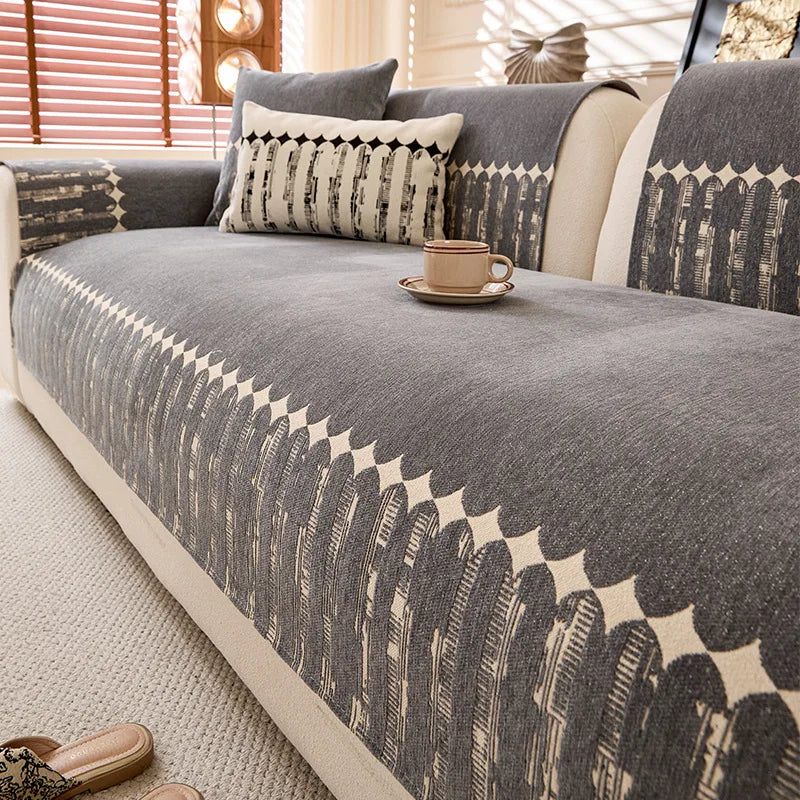 Un canapé gris confortable avec des coussins décoratifs et une tasse de café posée sur la table basse.