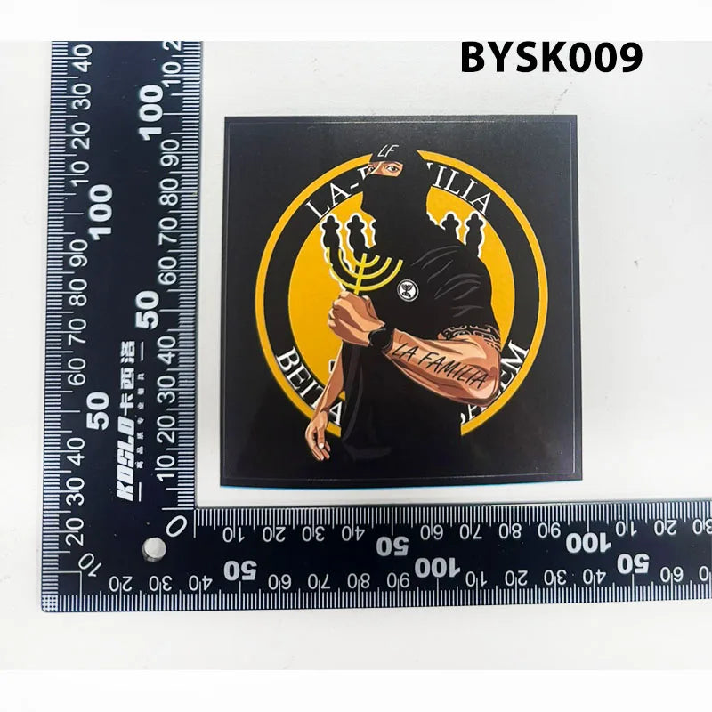 autocollants stickers familia 2005 logo cochon hébreu sport graphique noir jaune blanc gris mur