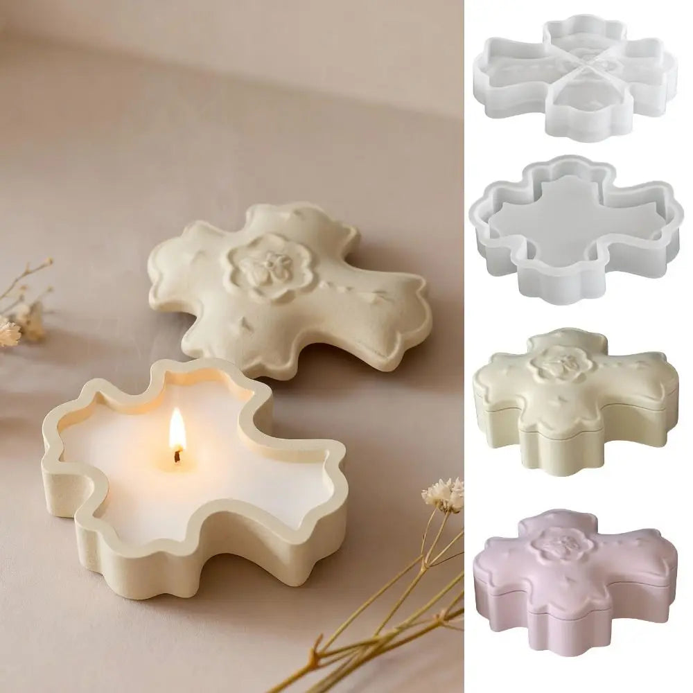 moule gâteau forme trèfle motif floral couvercle ondulé blanc rose pâle gris clair décoration