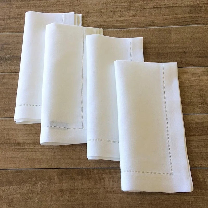 serviettes lin blanc bord brodé table mariage classique assiette blanche