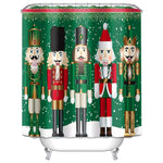 Des rideaux aux détails fins décorés avec des motifs de casse-noisettes décoratifs, symbolisant le jour de Noël, s'harmonisant parfaitement avec un arrière-plan de conifères. Les rideaux, d'un riche vert sapin, évoquent l'ambiance des fêtes. Un chapeau de costume de casse-noisette, élément traditionnel de la saison des fêtes, est accroché avec soin sur le côté des rideaux, ajoutant une touche festive supplémentaire. Ces rideaux sont idéaux pour apporter une ambiance de vacances joyeuse à votre domicile.