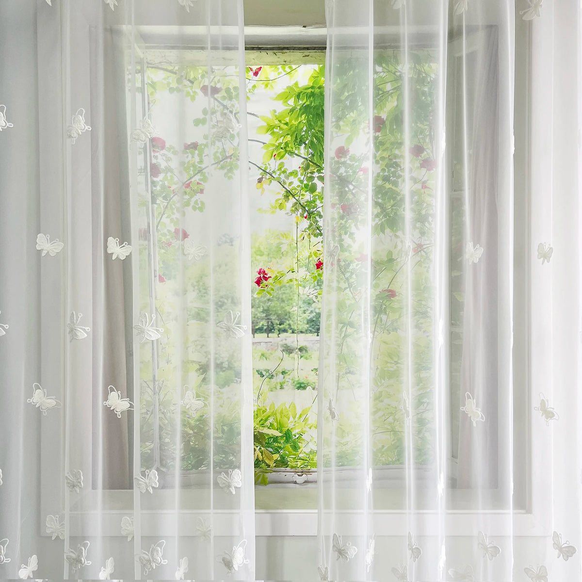 rideau blanc transparent brodé papillons salon chambre enfant decoration pastorale