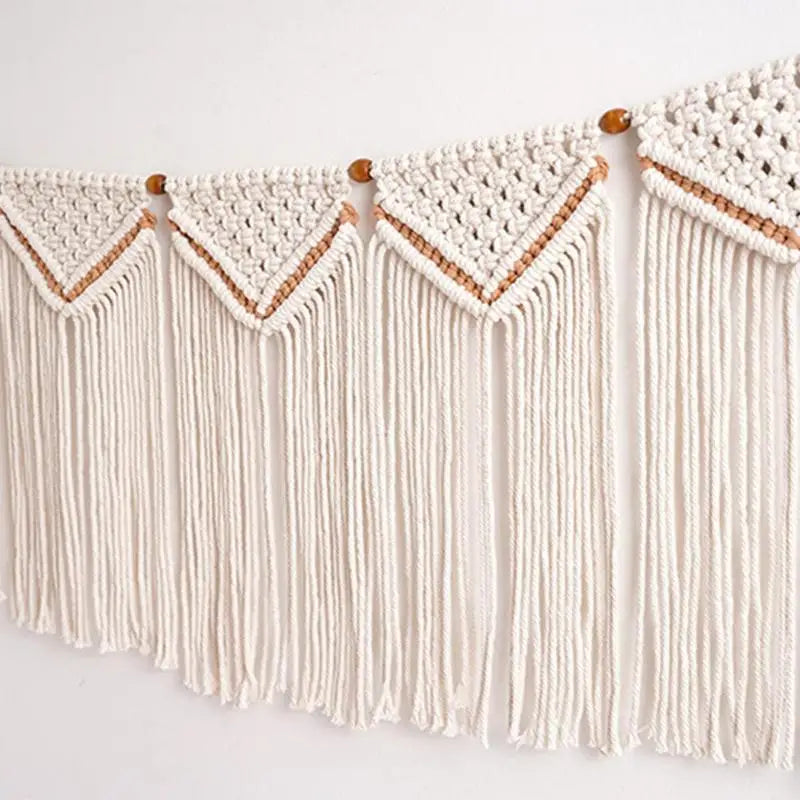 Détail artisanal de la tenture murale en macramé blanc crème