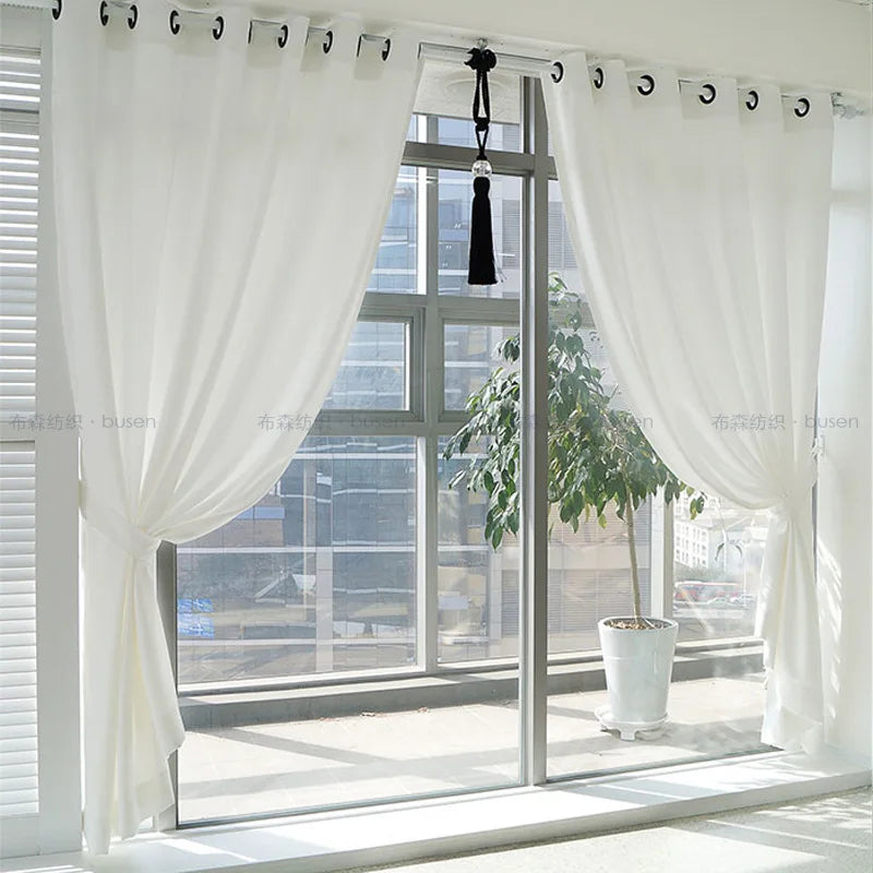 rideau blanc transparent moderne anneaux noirs pompons fenêtre salon chambre
