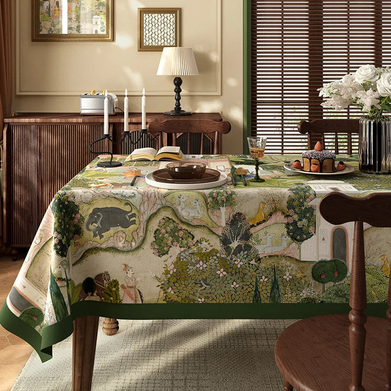 Une table élégante décorée d'un magnifique motif champêtre avec des éléments de nature et d'animaux, créant une ambiance chaleureuse et accueillante dans cette pièce.